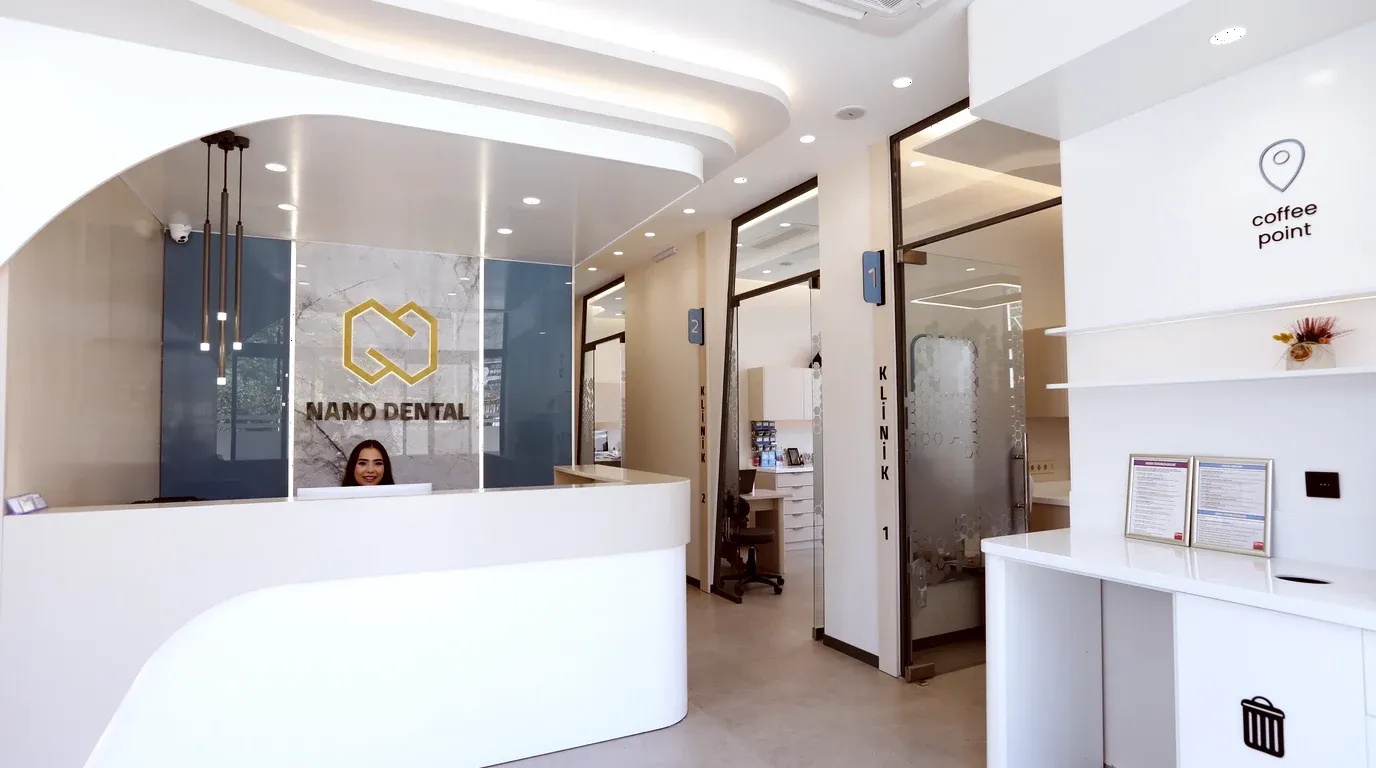 Nano Dental Bornova kliniği resepsiyon ve koridor — gerçek fotoğraf